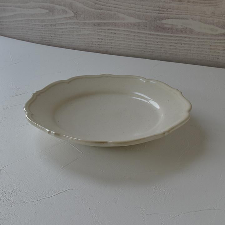 再入荷】Awabi ware輪花皿大（白磁） - 暮らすうつわ とうもん
